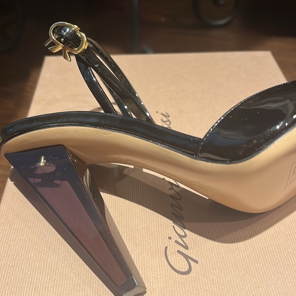 Gianvito Rossi Black Vernice heels - Picture 9 of 10